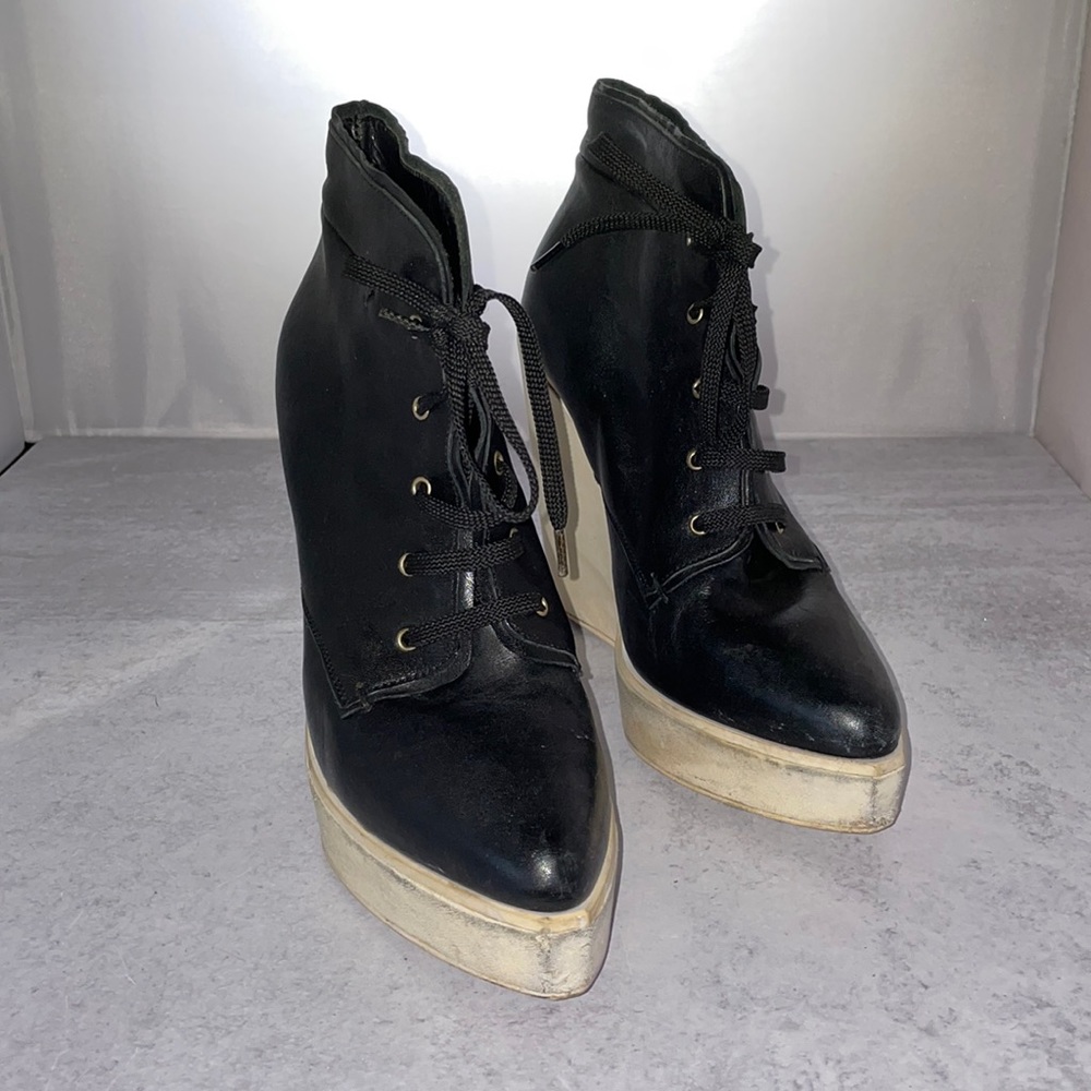 Black wedges